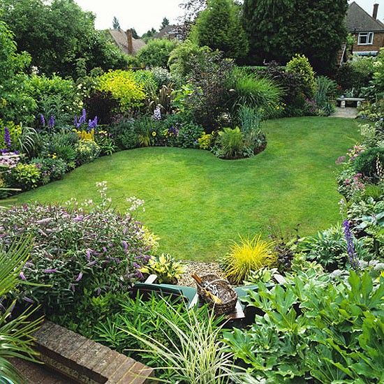 Town garden with serpentine lawn. | housetohome.co.uk | Cottage .