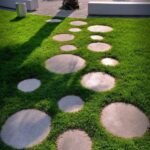 10 Ideas for Stepping Stones in Your Garden // These round .