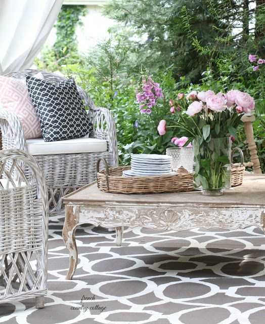 Entertaining: A fresh inviting look on the patio | French country .