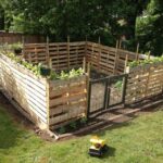19 Pallet Fence Ideas And How To Build One | Diy garden fence .