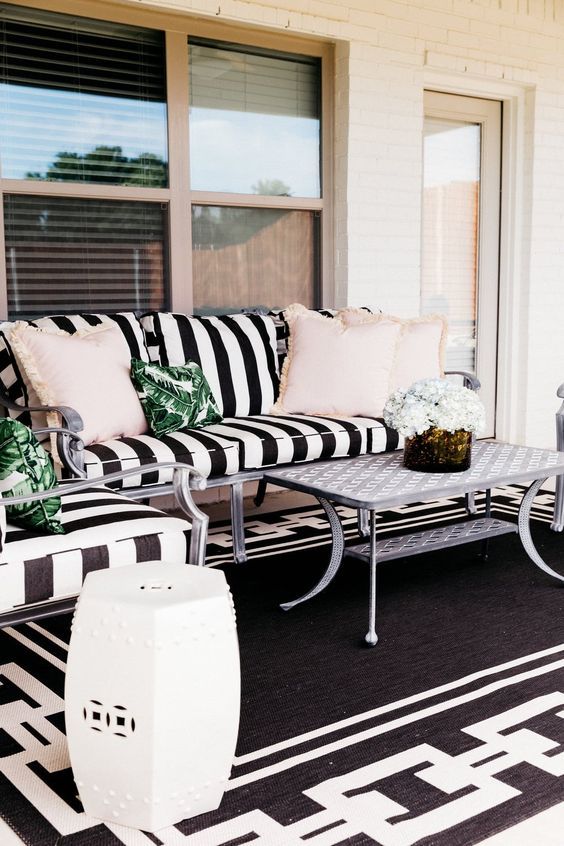 Chic Outdoor Pillows for 2019 | Patio furniture cushions, Patio .