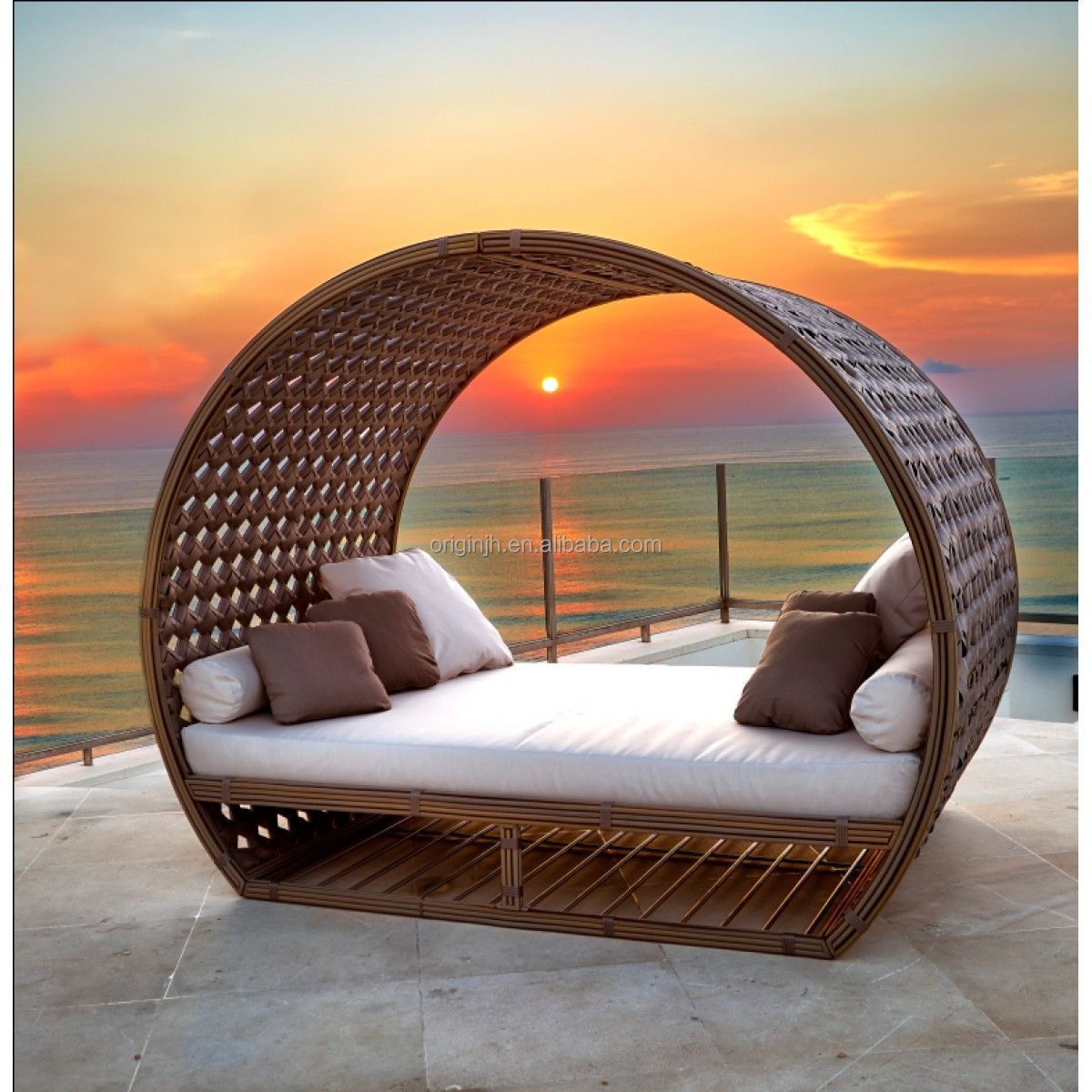 Stylish And Beautiful Outdoor Daybed