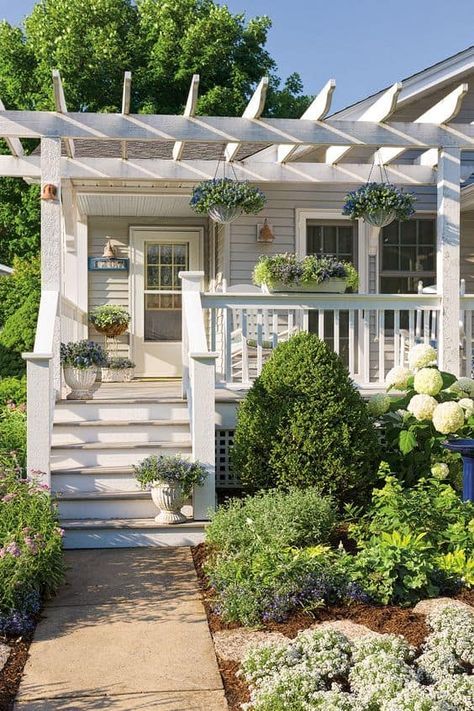 Beautiful And Sparkling Backyard Deck