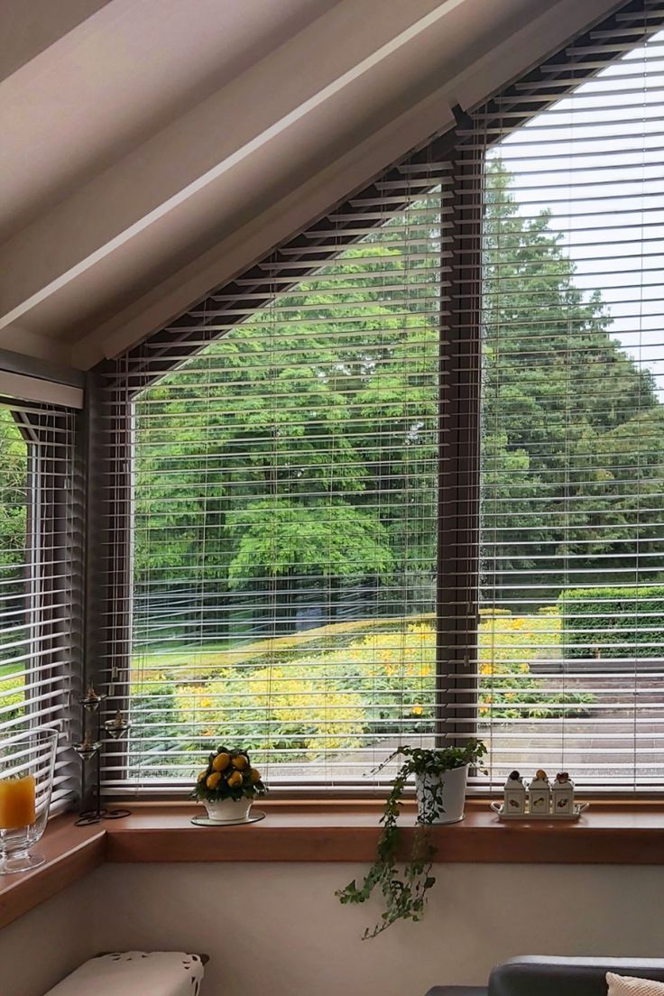 Trendy And Eye-Catchy Wooden Venetian
  Blinds