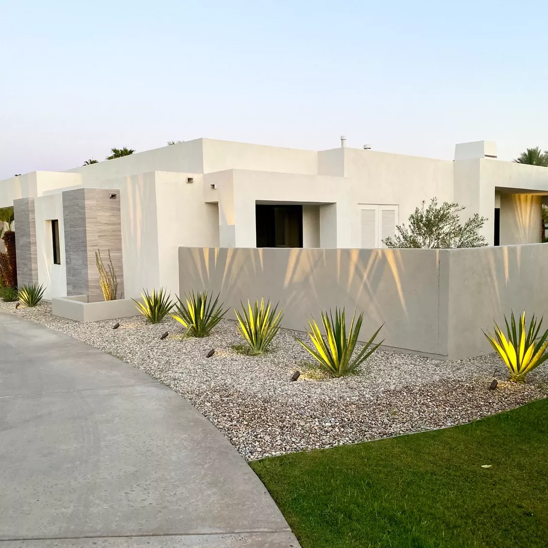 Trendy And Beautiful Modern Landscaping